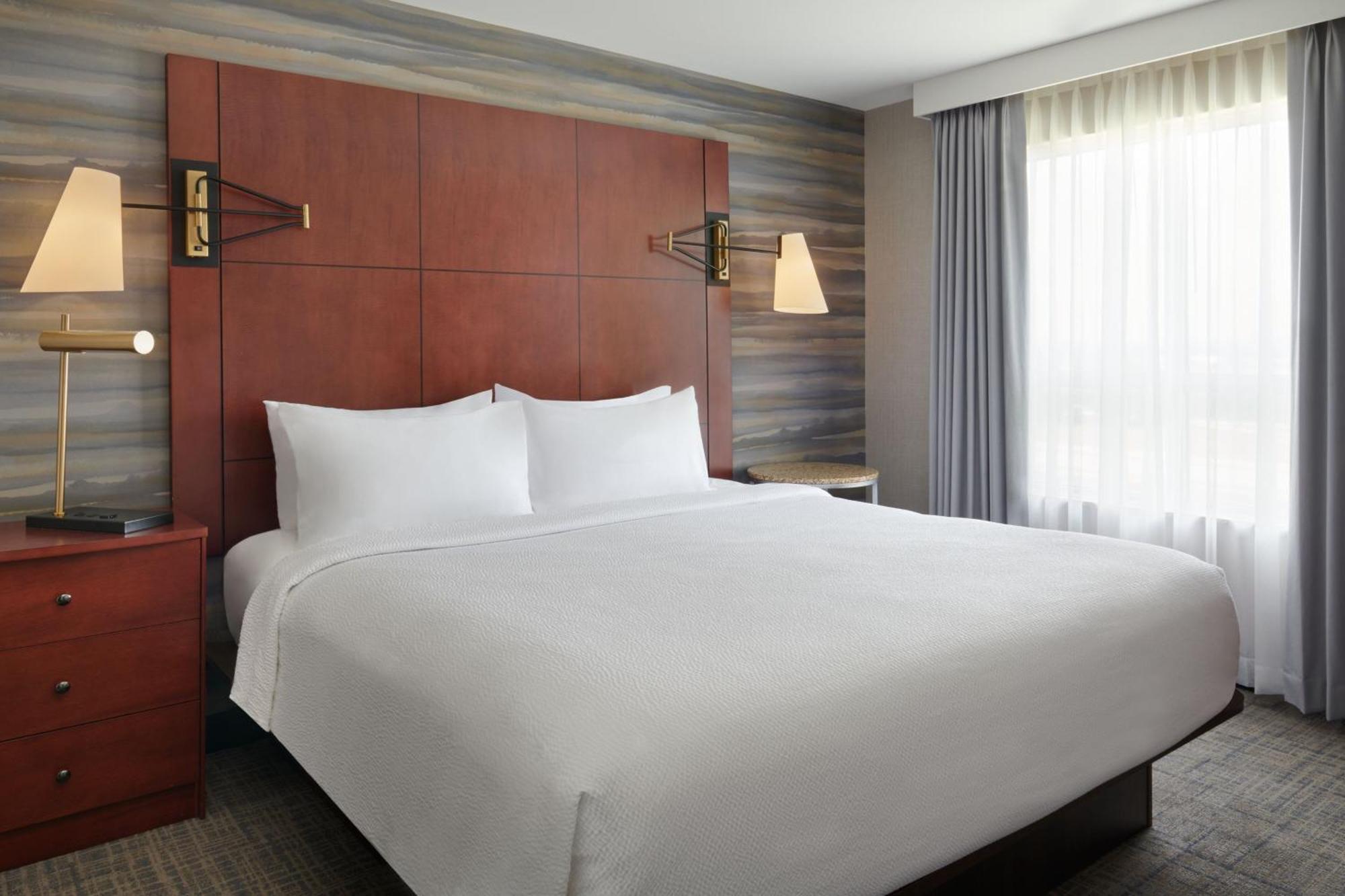 Hotel By Marriott Airport 4*