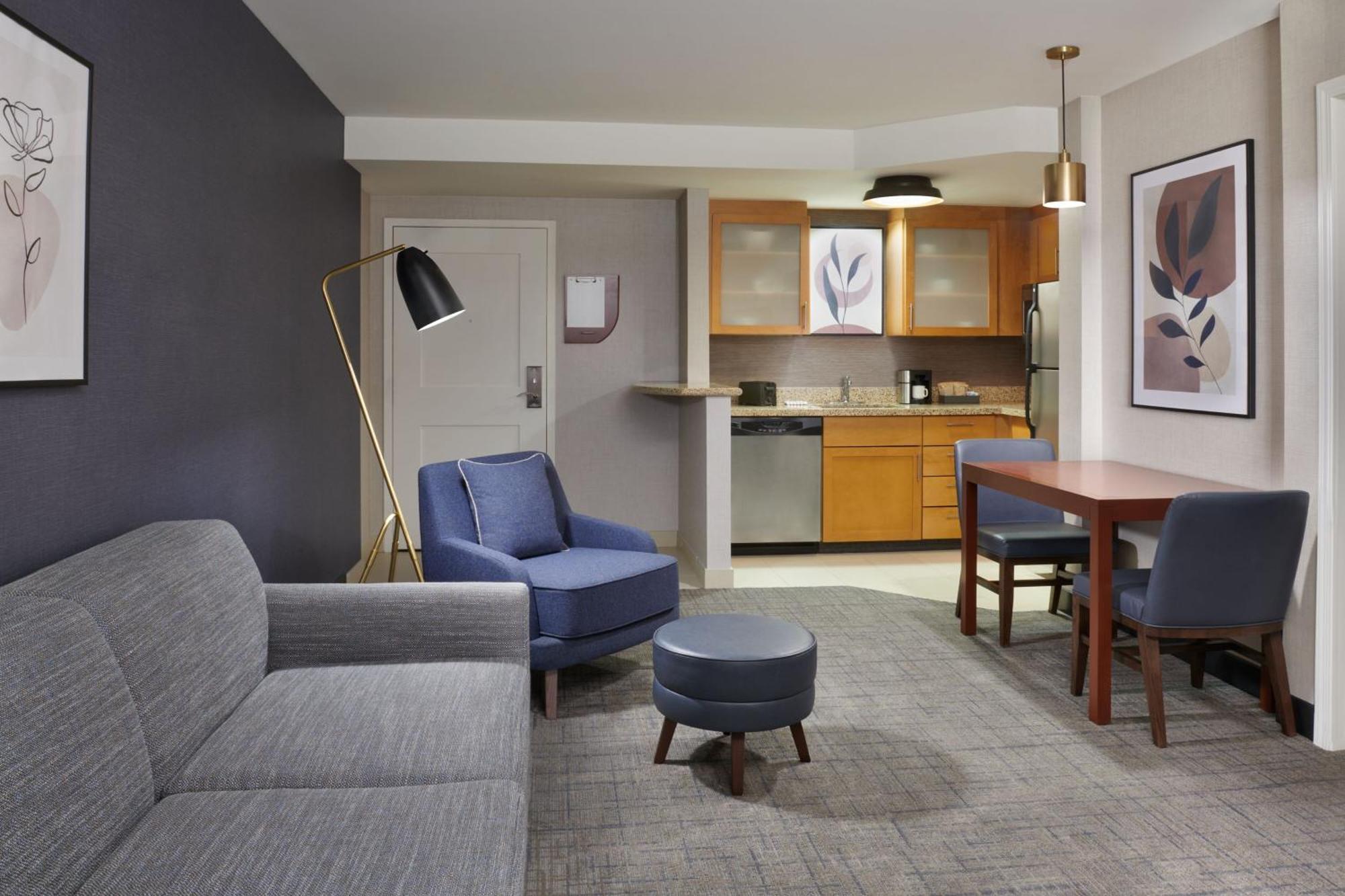 Hotel By Marriott Airport 4*